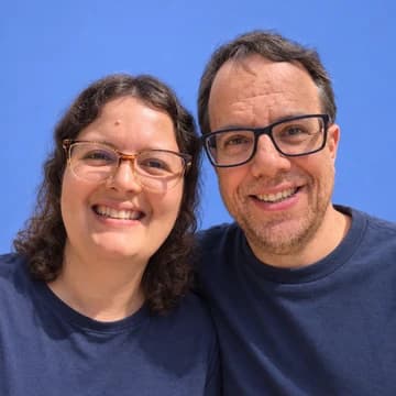 Helena e Júlio sorrindo, lado a lado